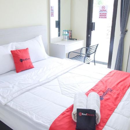 Reddoorz @ Genteng Surabaya Exterior photo